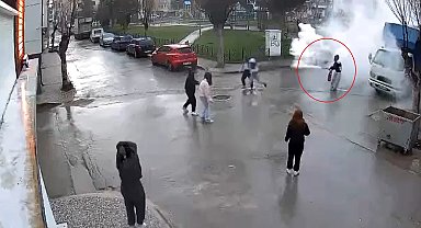 Camiden çaldıkları yangın tüpünü birbirine sıktılar; bayılan arkadaşına gaz sıkmaya devam etti