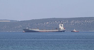 Çanakkale Boğazı'ndaki arızalı gemi, römorkör tarafından çekildi