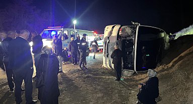 Çankırı'da işçilerin taşındığı servis otobüsü yol kenarına devrildi; 23 yaralı