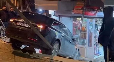 Çarpışan 2 otomobilden 1'i markete girdi
