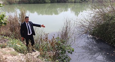 Ceyhan Nehri'ne akan drenaj kanalları, kirlilikten renkten renge büründü