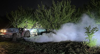 Çiftçiler, zirai dona karşı traktörlerle sis bulutu oluşturup sabaha kadar nöbet tutuyor