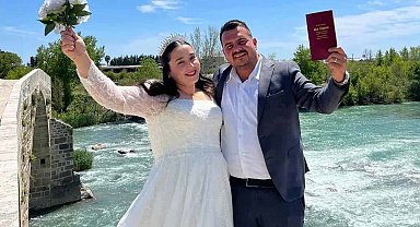 Çiftçinin gelin arabasında 'Masülü tolu vurdu, beni gözlerin' yazısı