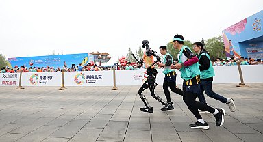 Çinli robotlar insanlara karşı maraton koştu