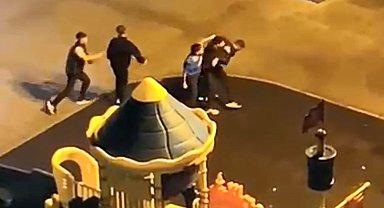 Çocuk parkında tekmeli yumruklu kavga kamerada