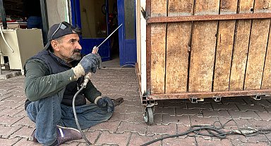 Çocukken engelli kaldı, kaynak yaparak geçimini sağlıyor