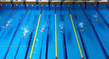 Çocuklar bayramı havuzda kutladı