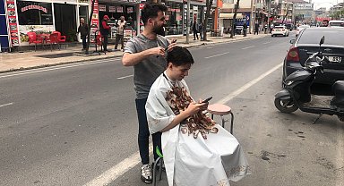 Deprem nedeniyle yarım kalan tıraşı dışarıda bitirdi