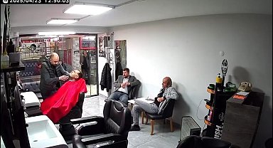 Deprem sırasında tıraş ettiği müşterisini koltukta bırakıp, dışarı kaçtı