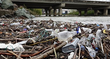Derelerle sürüklenen çöpler Karadeniz'i kirletiyor