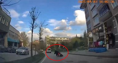 Devrilen motosikletteki 2 kişi otomobilin altında kalmaktan son anda kurtuldu