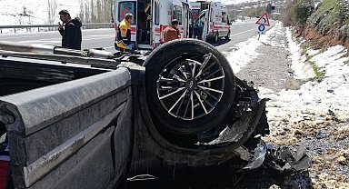 Devrilen otomobildeki çift ile 2 çocuğu yaralandı