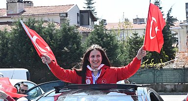 Dünya şampiyonu Esma Nur'a coşkulu karşılama