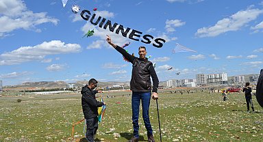 Dünyanın en uzun adamı Kösen, uçurtma şenliğine katıldı
