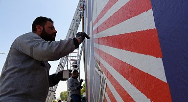 Duvarları tuval yapıp şehrin değerlerini resmediyorlar