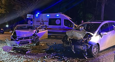 Edirne'de 2 otomobil kafa kafaya çarpıştı: 4 yaralı