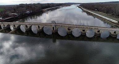 Edirne'de yetersiz yağışlar nedeniyle Meriç Nehri, kurak yaz ayı değerlerinde akıyor