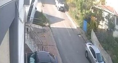 El freni boşalan midibüsün apartman girişine düştüğü kaza kamerada