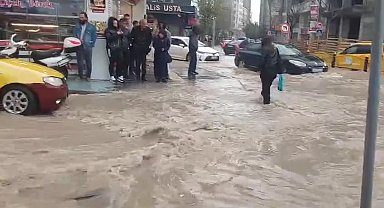 Elazığ'da sağanak; cadde ve sokaklar göle döndü