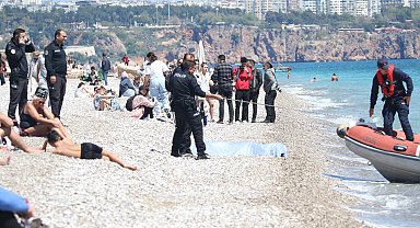 Elbiseleriyle girdiği denizde boğuldu