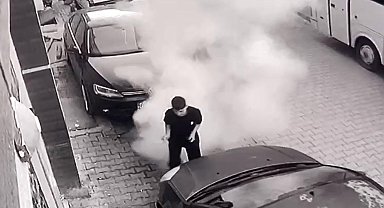 Elindeki torpillerin patlamasıyla ağır yaralandı; o anlar kamerada