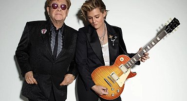 Elton John kariyerinde 10'uncu kez müzik listelerinde zirvede