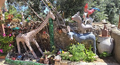 Emekli el işi öğretmeni, ürettiği objeleri bahçesinde sergiliyor