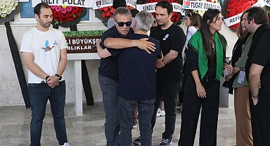 Ersun Yanal, babası Ural Yanal'ı toprağa verdi