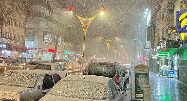 Erzincan'da kar; sürücüler sor anlar yaşadı