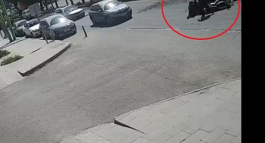 Eteği zincire takılınca motosiklet devrildi; kaza kamerada