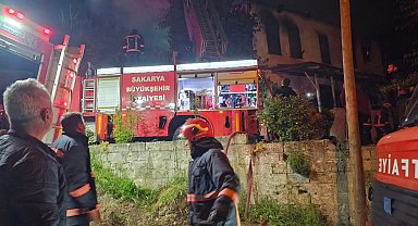 Evde çıkan yangında yatalak kadını komşuları kurtardı