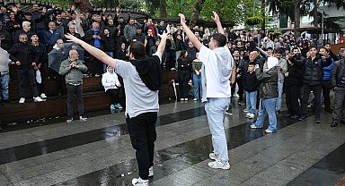 Finale yükselen Trabzonspor U19 Takımı'na yağmurda horonlu kutlama