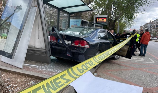 Gaziantep'te, otomobil otobüs durağına daldı: 5 yaralı