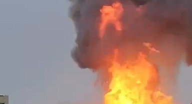 Geri dönüşüm tesisinde patlama sonrası yangın; 2 işçi dumandan etkilendi