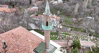 Gesi'de cam, demir ve tuğladan inşa edilen minareler, mimarisiyle dikkat çekiyor