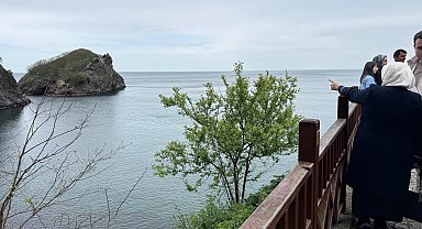 Girişlerin yasak olduğu 'Hoynat Adası'nı uzaktan izlediler