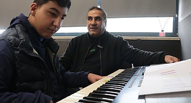 Görme engelli müzik öğretmeni, kendisi gibi özel öğrencilere ders veriyor