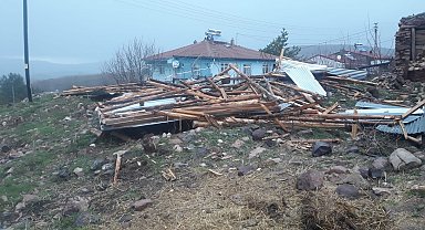 Gümüşhane'de fırtına 20 evin çatısını uçurdu