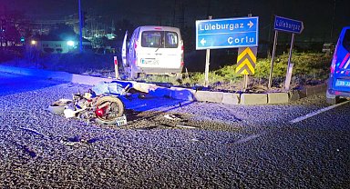 Hafif ticari araç ile motosiklet çarpıştı; 1 ölü, 1 yaralı