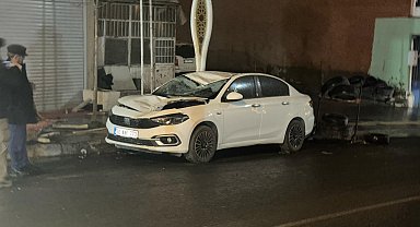 Hakkari'de fırtına; çatılar ve tabelalar uçtu, ağaçlar devrildi