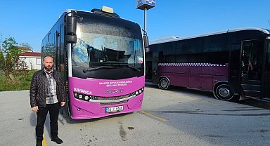 Halk otobüsünde unutulan altın dolu çantayı sahibine teslim etti