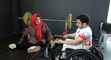 Halterle engelleri aştılar