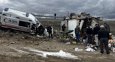 Hasta taşıyan ambulans, kamyonetle çarpıştı: 6 yaralı