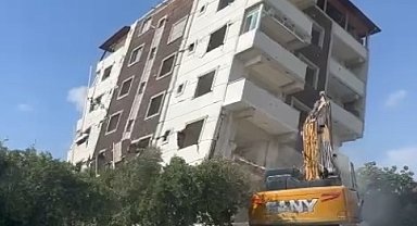 Hatay'da depremde hasar alan bina kontrollü olarak yıkıldı