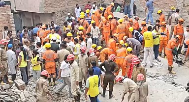Hindistan'da 4 katlı bina çöktü: 11 ölü