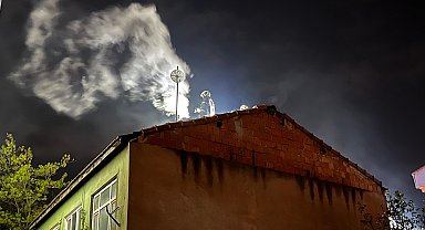 İki katlı evin bacasında çıkan yangın söndürüldü