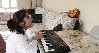İlik kanseri ve görme engelli Nisanur, müzikle yaşama tutunuyor