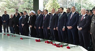 İstanbul - 8'inci Cumhurbaşkanı Turgut Özal mezarı başında anıldı