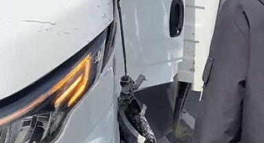 İstanbul- Arnavutköy'de hafriyat kamyonu, kamyonet çarptı