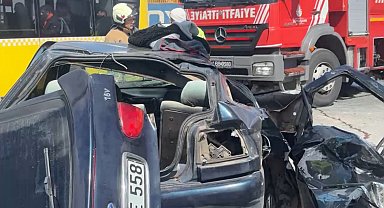 İstanbul- Arnavutköy'de hafriyat kamyonu otomobile çarptı: 2 yaralı